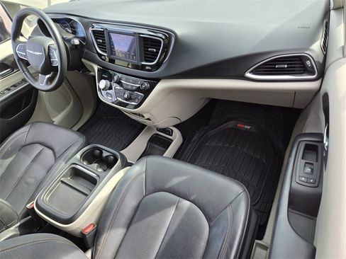 Used 2020 Chrysler Pacifica Touring-L image 20