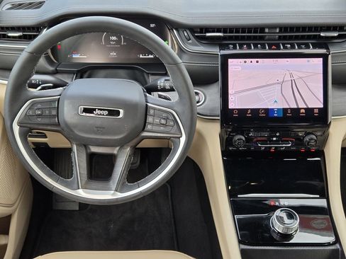 Used 2025 Jeep Grand Cherokee Limited image 25