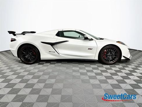 Used 2023 Chevrolet Corvette Z06 RWD image 16