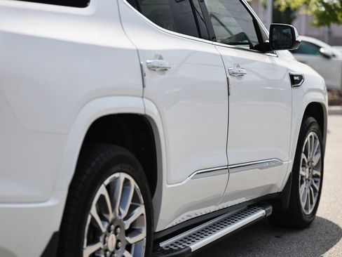 Used 2023 GMC Acadia Denali w/ Denali Technology Package FWD image 8