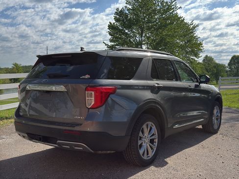 Used 2021 Ford Explorer XLT w/ Equipment Group 202A image 3