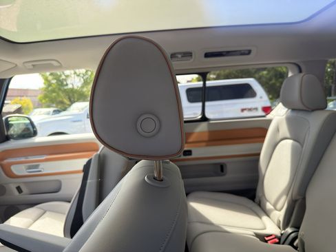Used 2025 Volkswagen ID. Buzz 1st Edition RWD image 3