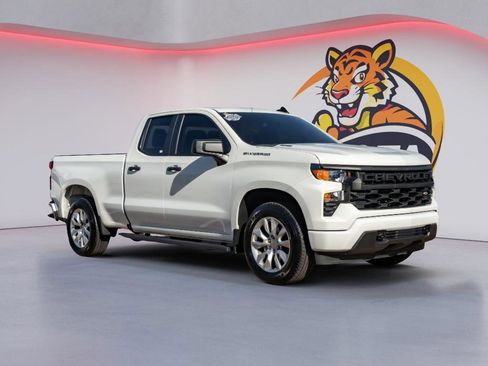 Used 2025 Chevrolet Silverado 1500 Custom image 3