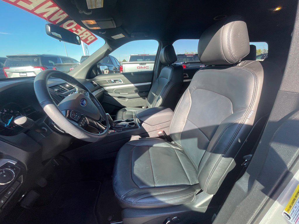 Used 2017 Ford Explorer XLT w/ Equipment Group 202A FWD image 11