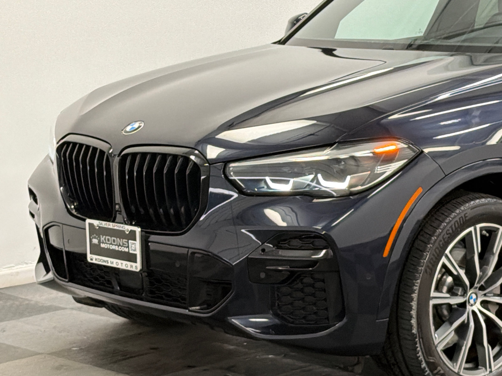 Used 2023 BMW X5 xDrive40i w/ M Sport Package AWD/4WD image 2