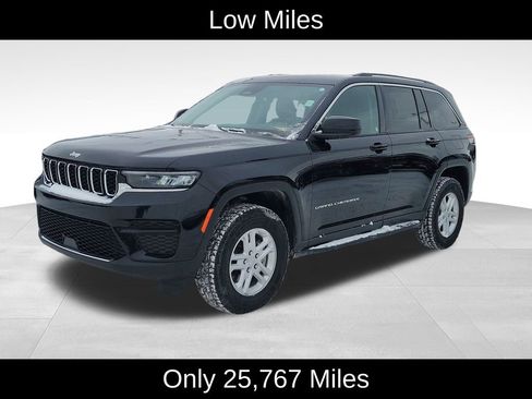 Used 2023 Jeep Grand Cherokee Laredo image 2