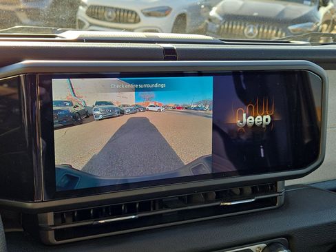 Used 2025 Jeep Gladiator Sport image 18