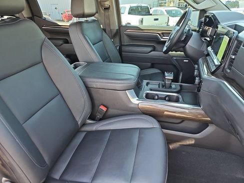 Used 2024 Chevrolet Silverado 1500 LT Trail Boss w/ LT Trail Boss Premium Package AWD/4WD image 12