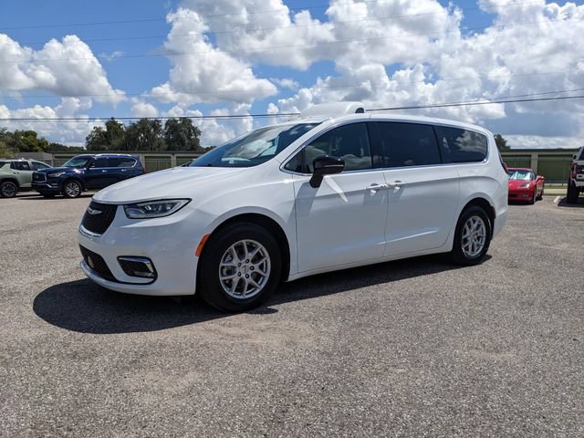 Used 2025 Chrysler Pacifica Select FWD image 8