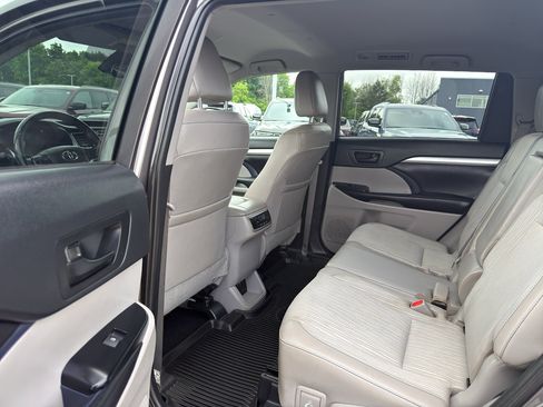 Used 2019 Toyota Highlander Plus AWD/4WD image 29