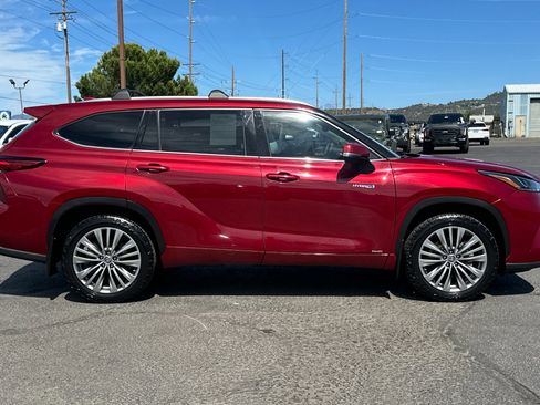 Used 2021 Toyota Highlander Platinum AWD/4WD image 3