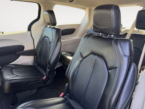 Used 2024 Chrysler Pacifica Touring-L image 29
