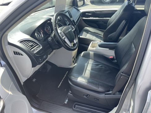 Used 2016 Chrysler Town & Country Touring FWD image 12