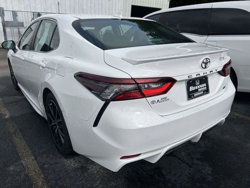 Used 2021 Toyota Camry SE FWD image 3
