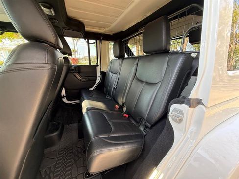 Used 2017 Jeep Wrangler Unlimited Sahara image 12
