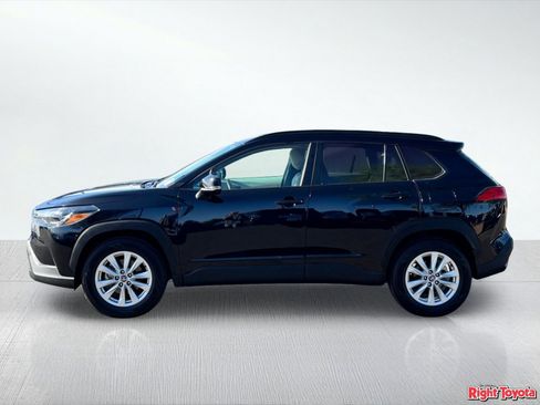 Certified 2022 Toyota Corolla Cross LE w/ Moonroof Package FWD image 2