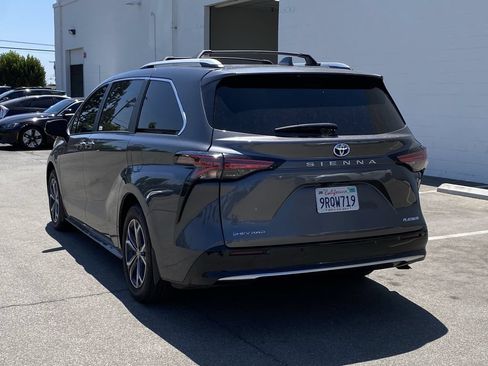 Used 2025 Toyota Sienna Platinum AWD/4WD image 4