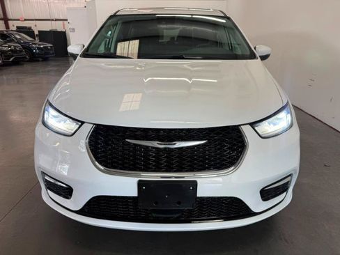 Used 2023 Chrysler Pacifica Touring-L FWD image 5