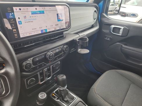 Certified 2025 Jeep Gladiator Sport AWD/4WD image 19