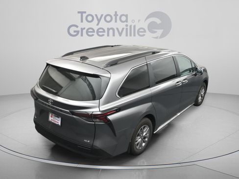 Used 2026 Toyota Sienna XLE FWD image 14