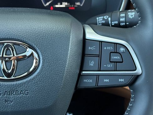 Used 2026 Toyota Highlander Platinum AWD/4WD image 29