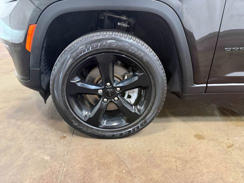 Used 2023 Jeep Grand Cherokee L Laredo image 88