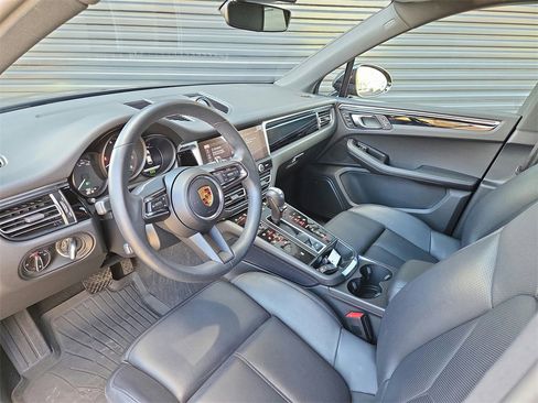 Used 2025 Porsche Macan image 4