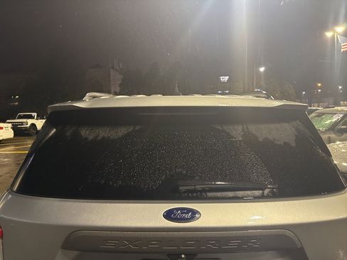 Used 2022 Ford Explorer XLT w/ Equipment Group 202A image 7