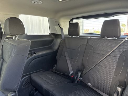 Used 2023 GMC Acadia SLE image 22