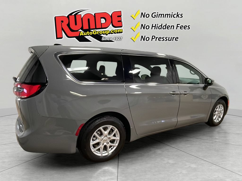 Used 2023 Chrysler Pacifica Touring FWD image 5