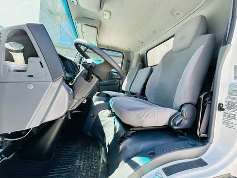 Used 2020 Isuzu NPR image 4