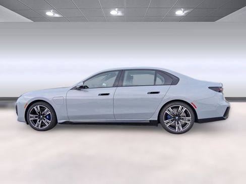 New 2026 BMW 750e xDrive image 2