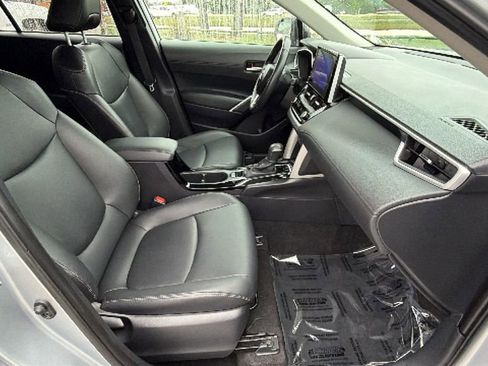 Used 2025 Toyota Corolla Cross XLE FWD image 39