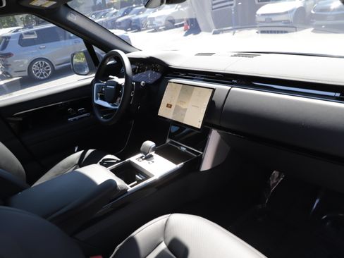 Certified 2025 Land Rover Range Rover SE AWD/4WD image 9