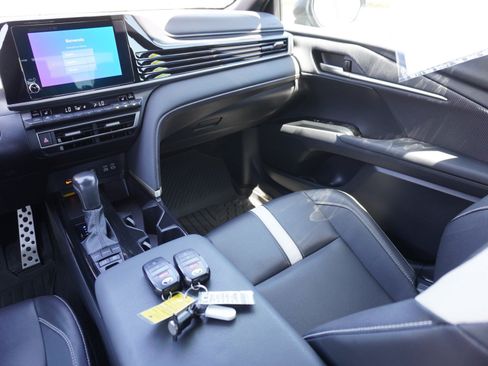 Used 2025 Toyota Camry SE w/ Convenience Package FWD image 17