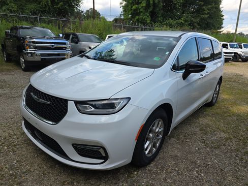 Used 2024 Chrysler Pacifica Touring-L FWD image 4