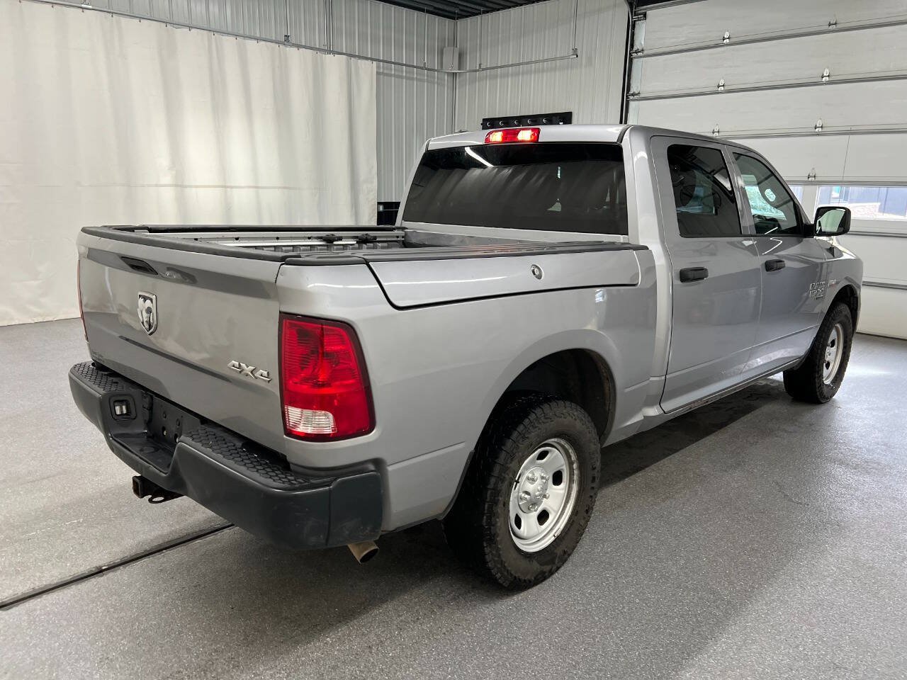 Used 2021 RAM 1500 4x4 Crew Cab Classic image 4