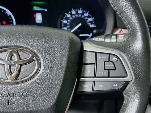 Used 2024 Toyota Sienna XLE FWD image 19