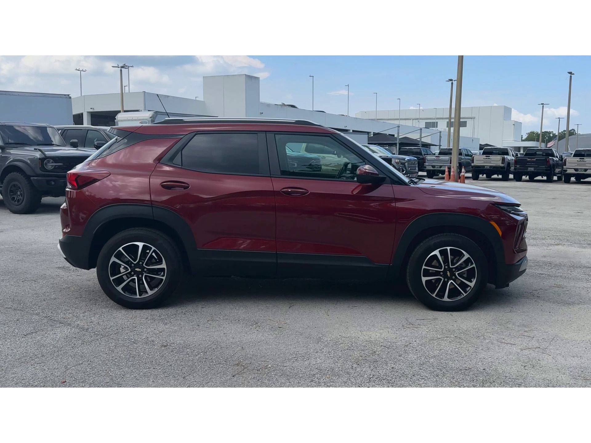 Used 2025 Chevrolet TrailBlazer LT w/ Convenience Package FWD image 9