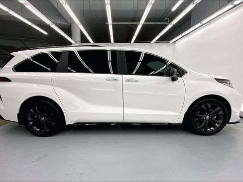 Used 2024 Toyota Sienna XSE image 5