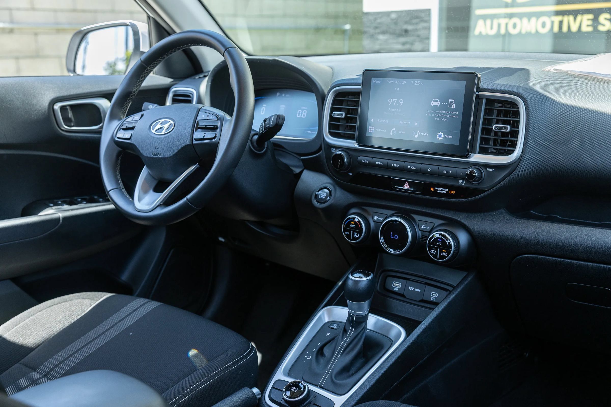 Used 2025 Hyundai Venue SEL FWD image 25