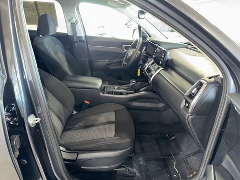 Used 2023 Kia Sorento LX image 10