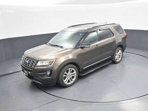 Used 2016 Ford Explorer XLT w/ Equipment Group 202A AWD/4WD image 29