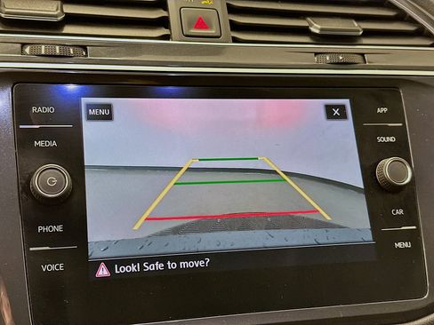 Used 2020 Volkswagen Tiguan SE w/ Panoramic Sunroof Package image 22