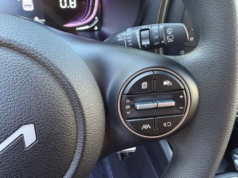 Used 2025 Kia Soul LX w/ LX Technology Package FWD image 25