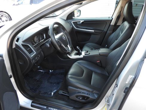 Used 2016 Volvo XC60 T5 Platinum w/ Climate Package AWD/4WD image 6