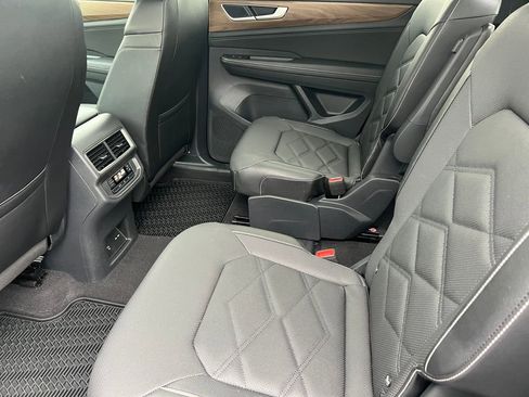 Used 2024 Volkswagen Atlas SE FWD image 12
