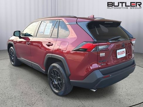 Used 2020 Toyota RAV4 LE FWD image 4