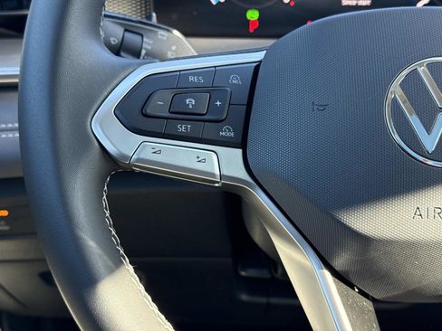 Used 2025 Volkswagen Tiguan SE image 8