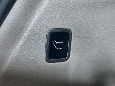 Used 2018 Chrysler Pacifica Touring-L FWD image 30